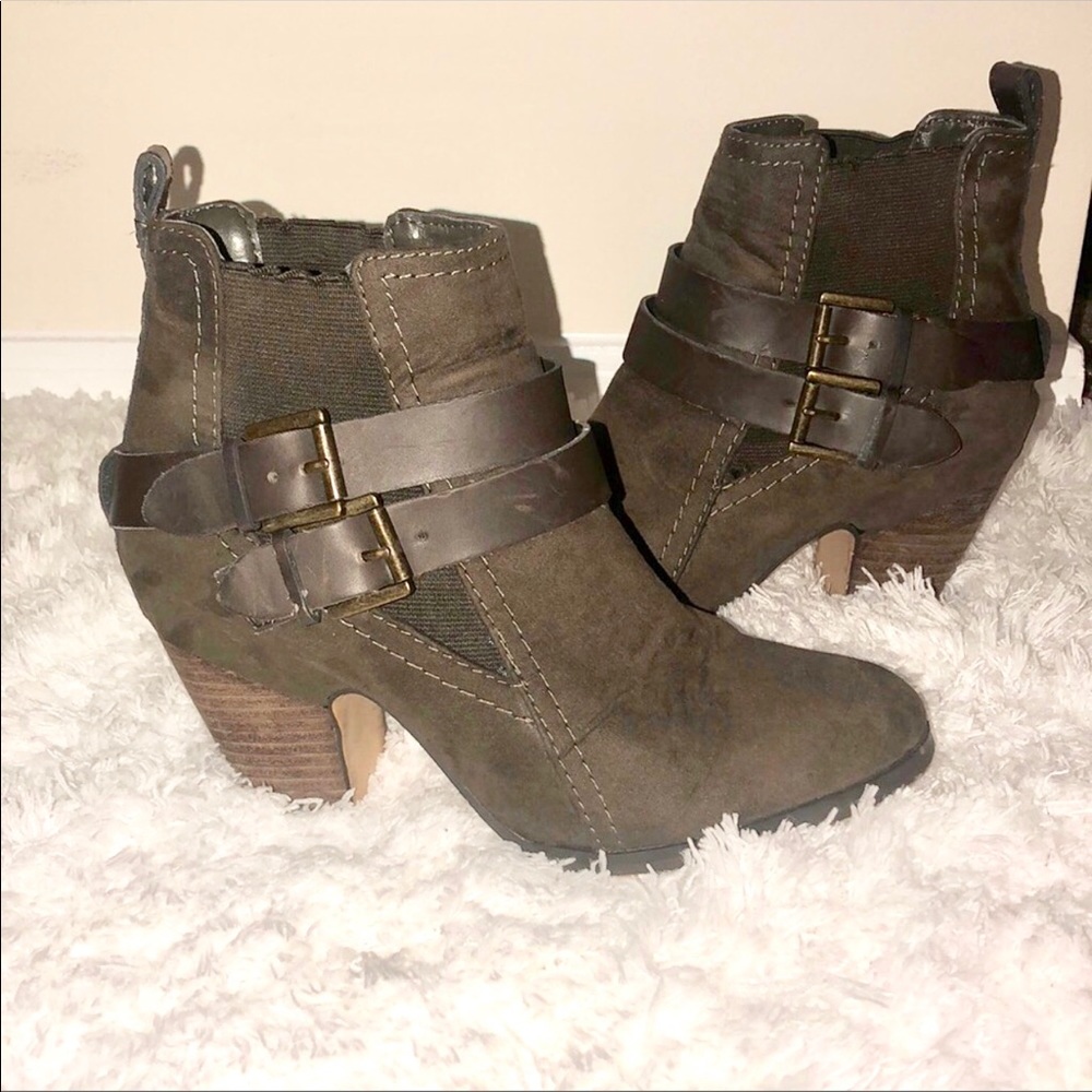 Crown vintage brown ankle booties